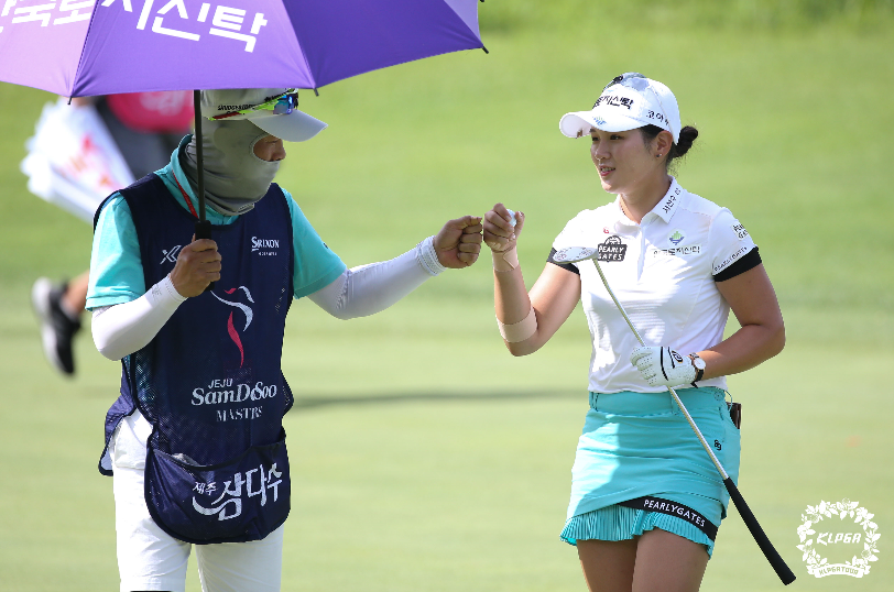 韓巡濟州三多水大師賽 李昭英（LEE So Young）與柳海蘭（RYU Hae Ran）同以65桿、低于標準桿7桿的表現領跑群雌，后者也是這項賽事的衛冕冠軍